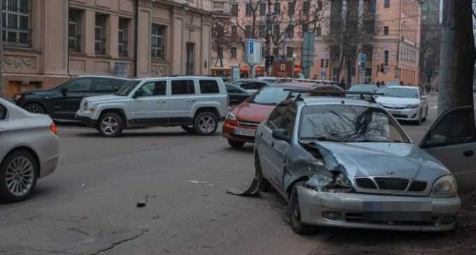 На вулиці Воскресенській у Дніпрі зіткнулися Jeep та Daewoo Lanos: подробиці ДТП