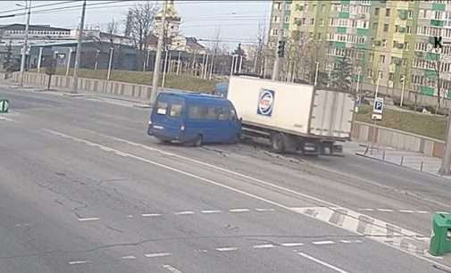 На Слобожанському проспекті у Дніпрі маршрутка №158 зіткнулися з вантажівкою