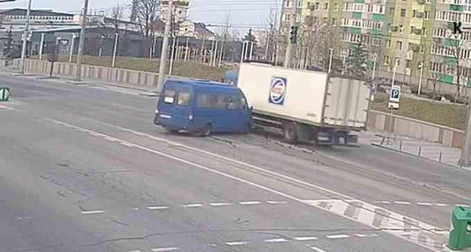 На Слобожанському проспекті у Дніпрі маршрутка №158 зіткнулися з вантажівкою