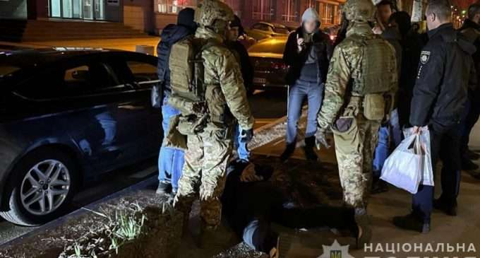 Вимагав неіснуючий борг: під час поліцейської спецоперації у Дніпрі затримали 24-річного зловмисника