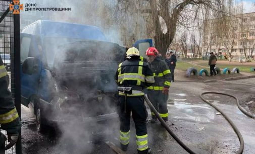 На тимчасовій зупинці у Павлограді спалахнув мікроавтобус: подробиці від надзвичайників
