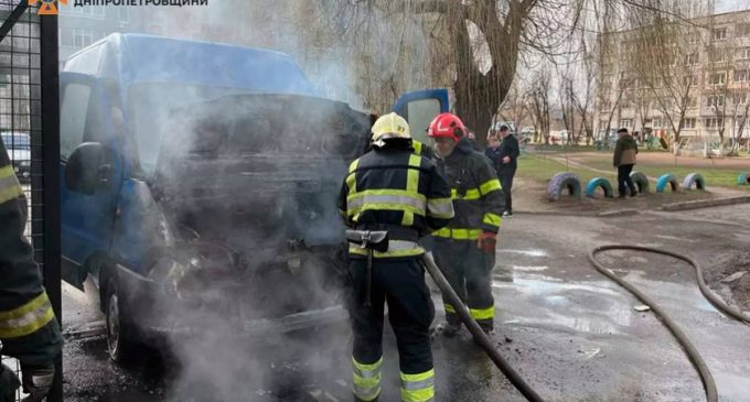 На тимчасовій зупинці у Павлограді спалахнув мікроавтобус: подробиці від надзвичайників