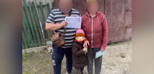 Йшла до бабусі і загубилася: патрульні Дніпра виявили 6-річну дівчинку на автозаправній станції