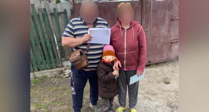Йшла до бабусі і загубилася: патрульні Дніпра виявили 6-річну дівчинку на автозаправній станції