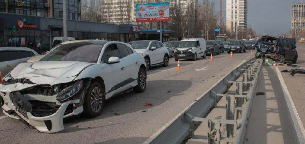 На Набережній Перемоги у Дніпрі Jaguar зіткнувся з Hyundai: подробиці ДТП з потерпілими