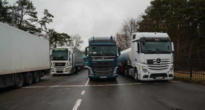 Польські фермери повністю не пропускають вантажівки на двох КПП – прикордонники