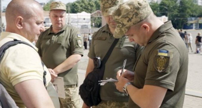 Працівники ТЦК повинні будуть представлятися і предʼявляти свої посвідчення під час вручення повісток