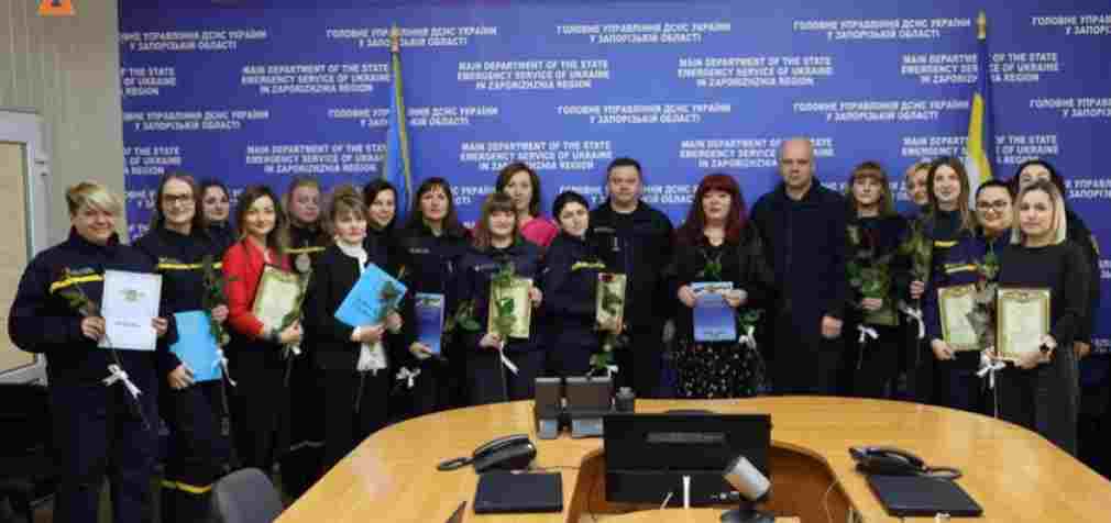 18 запорізьких рятувальниць отримали відзнаки за високопрофесійне виконання службових обов’язків у воєнний час