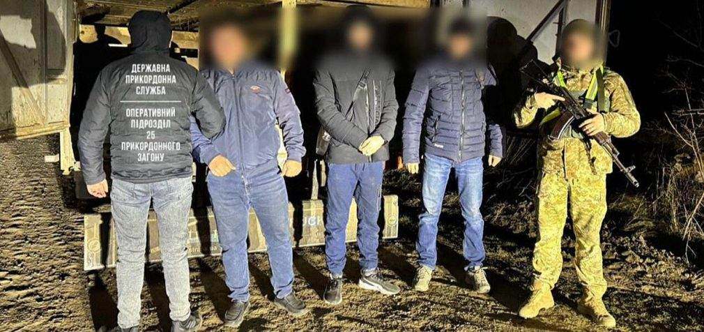 Їхали у Молдову: прикордонники виявили чоловіків у причепі для тварин