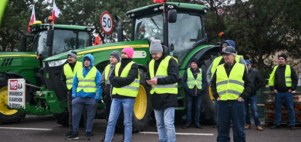 Влада Польщі домовилася з фермерами про заборону транзиту з України деякої агропродукції, – ЗМІ
