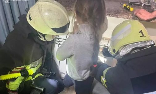 Запорізькі рятувальники надали допомогу дитині, що застрягла між ребрами батареї