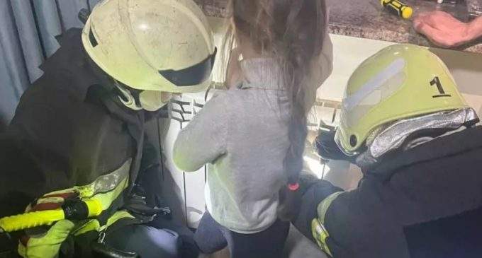 Запорізькі рятувальники надали допомогу дитині, що застрягла між ребрами батареї