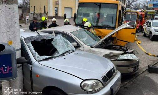 У Дніпрі  на вулиці Марії Лисиченко зіткнулися Skoda, Daewoo та маршрутне таксі