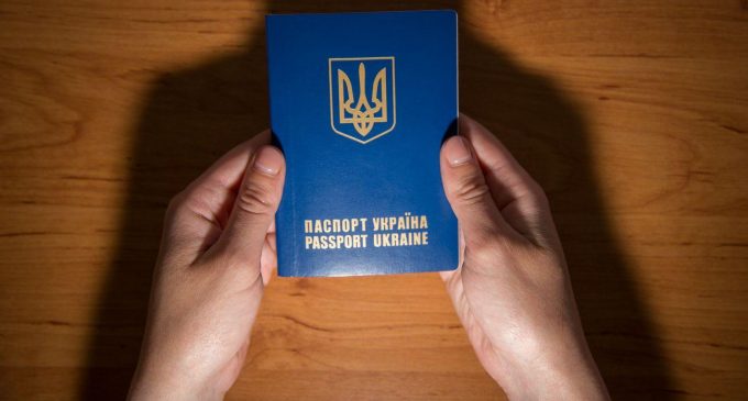 Призупинення консульських послуг для українських чоловіків: у МЗС розвіяли низку міфів
