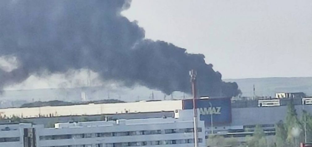 У Росії спалахнула потужна пожежа біля заводу “КамАЗ” (фото, відео)