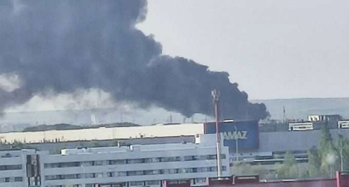 У Росії спалахнула потужна пожежа біля заводу “КамАЗ” (фото, відео)