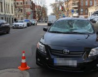У Дніпрі водійка Toyota збила інспектора з паркування: чоловіка госпіталізували з множинними травмами