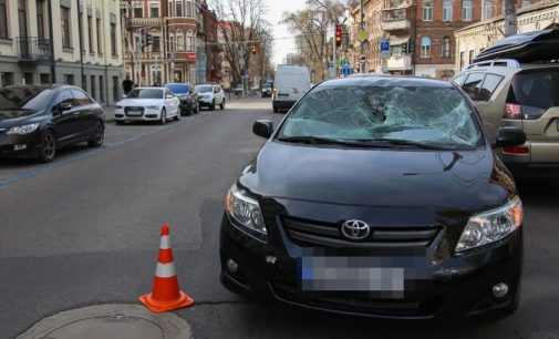 У Дніпрі водійка Toyota збила інспектора з паркування: чоловіка госпіталізували з множинними травмами
