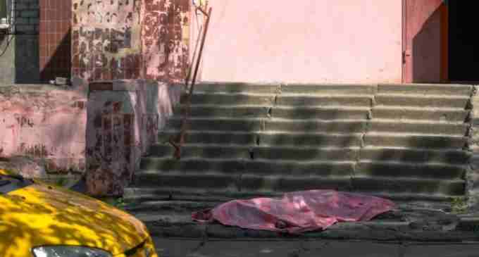 На Запорізькому шосе у Дніпрі жінка випала з балкону багатоповерхівки та загинула: деталі