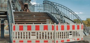 Довгоочікувана реконструкція: у Дніпрі ремонтують дерев’яні сходи до мосту на Монастирський острів
