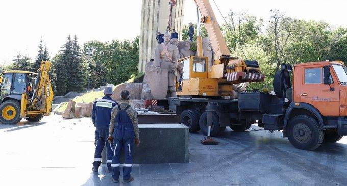У Києві почали демонтовувати пам’ятник на честь Переяславської ради