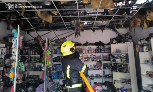 Дніпровський район: рятувальники ліквідували пожежу в торговельних павільйонах