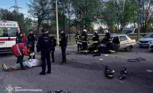 Надзвичайники Дніпра деблокували трьох людей з пошкодженого автомобіля: подробиці