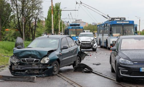 На Запорізькому шосе У Дніпрі зіткнулися Toyota, Daewoo та Volkswagen: деталі потрійної ДТП