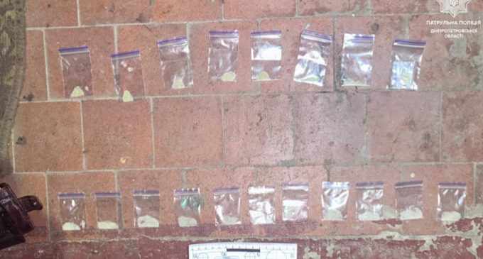 На вихідних патрульні Дніпра виявили двох наркозбувачів: подробиці