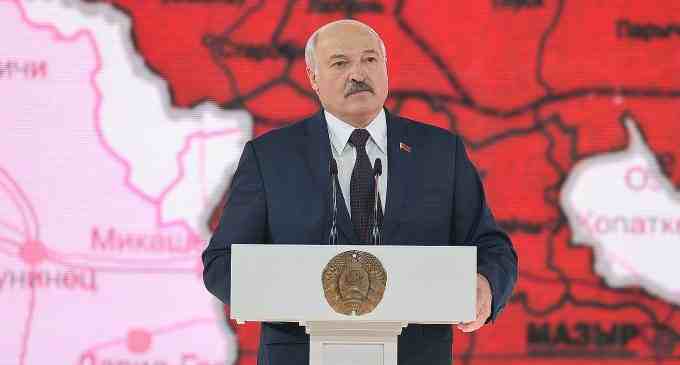 Лукашенко заявив, що не вступає у війну через укріплення на кордоні