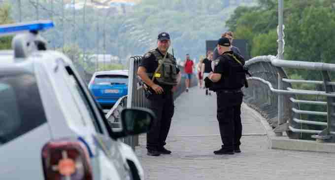 Розстріл поліцейських. У Вінницькій області знайшли автомобіль нападників, там були боєприпаси