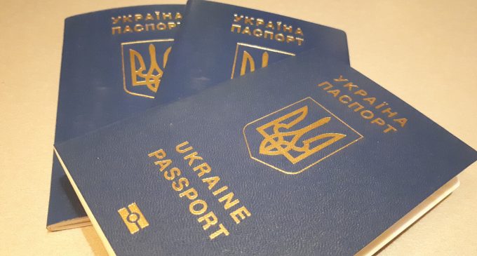 Чоловіки з 18 до 60 років не зможуть отримати паспорти за кордоном – постанова﻿ Кабміну