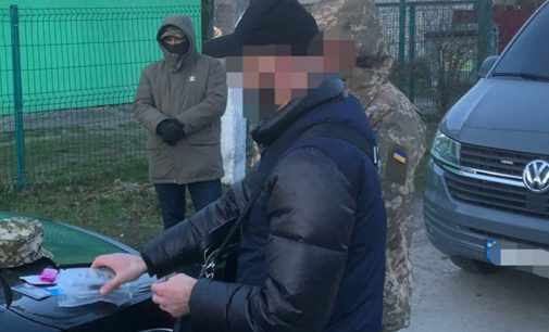 На Львівщині військовий, правоохоронець і син судді обікрали “ухилянтів” − ДБР