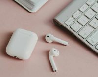 Apple планує випустити дешевшу версію навушників AirPods