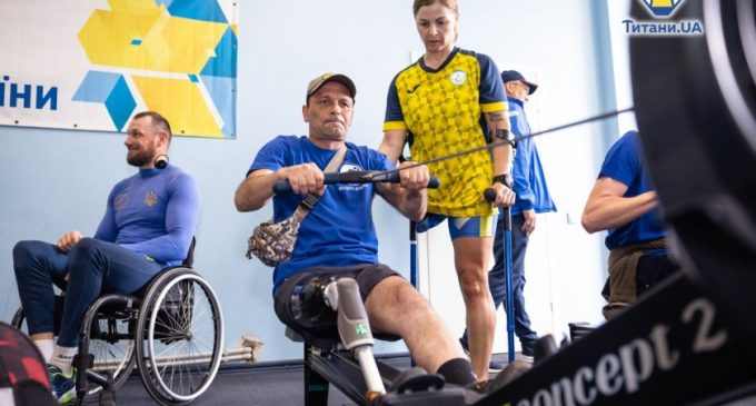 На Дніпропетровщині спортсмени-паралімпійці провели тренування для ветеранів з академічного веслування і параканое