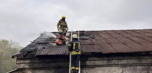 Необережне поводження з вогнем під час куріння: у Запоріжжі зайнялася одноповерхова споруда