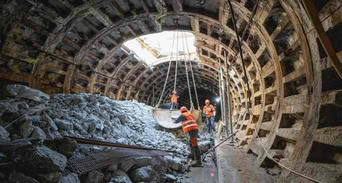 Ремонт “синьої” гілки метро у Києві: почали демонтаж тунелю