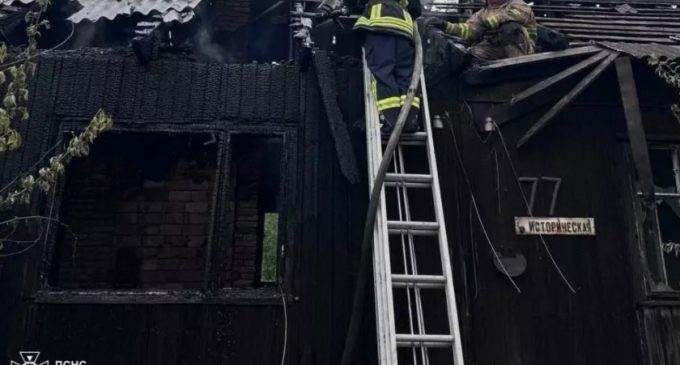 Вогонь міг розповсюдитись на більшу площу: у Запоріжжі зайнявся дерев’яний будинок