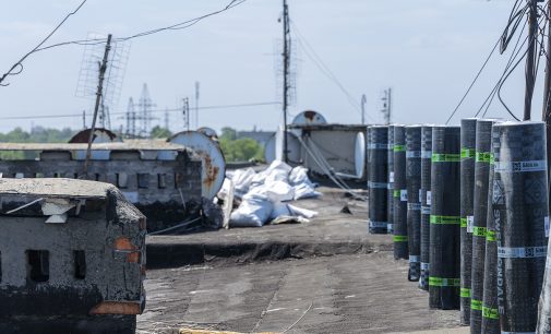 У Камʼянському триває ремонт покрівель в багатоповерхових житлових будинках