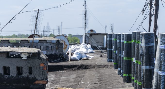 У Камʼянському триває ремонт покрівель в багатоповерхових житлових будинках