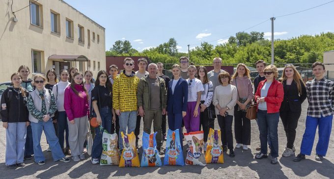 Молодь та активісти Камʼянського відвідали притулок для тварин