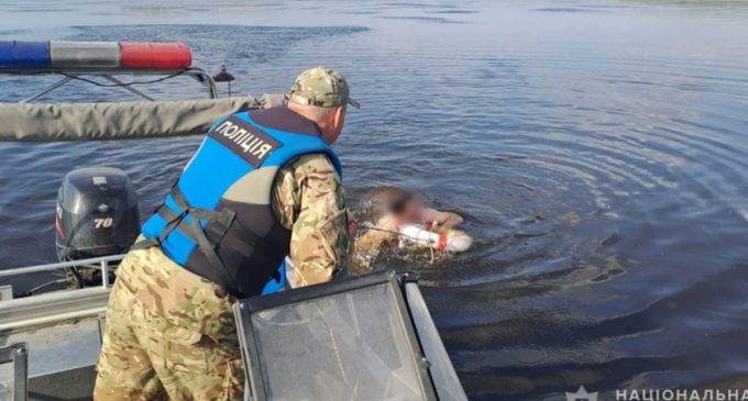 Запорізькі поліцейські врятували чоловіка, який ледь не потонув у Дніпрі