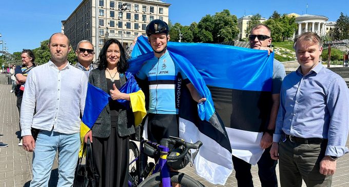 Естонський депутат проїхав на велосипеді з Таллінна до Києва, щоб зібрати донати на допомогу ЗСУ