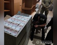 5 тисяч доларів неіснуючого боргу: на Дніпропетровщині поліцейські затримали вимагача