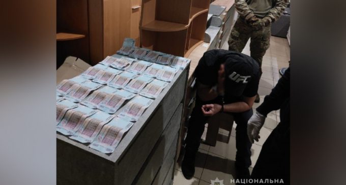5 тисяч доларів неіснуючого боргу: на Дніпропетровщині поліцейські затримали вимагача