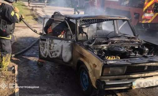 Через ворожий обстріл у Нікополі зайнявся легковик