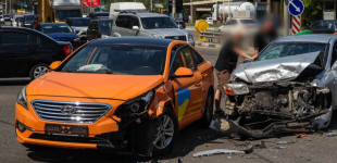 На Запорізькому шосе у Дніпрі зіштовхнулися Hyundai служби таксі Uklon, Kia та Nissan: подробиці потрійного ДТП