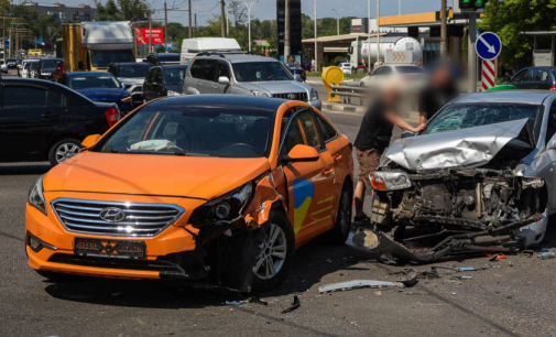 На Запорізькому шосе у Дніпрі зіштовхнулися Hyundai служби таксі Uklon, Kia та Nissan: подробиці потрійного ДТП