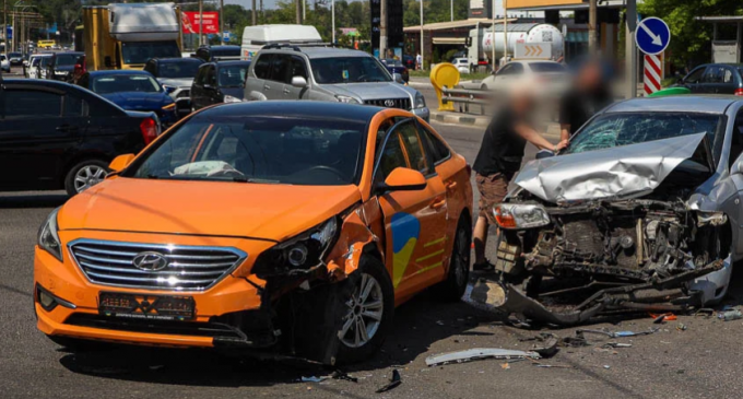 На Запорізькому шосе у Дніпрі зіштовхнулися Hyundai служби таксі Uklon, Kia та Nissan: подробиці потрійного ДТП