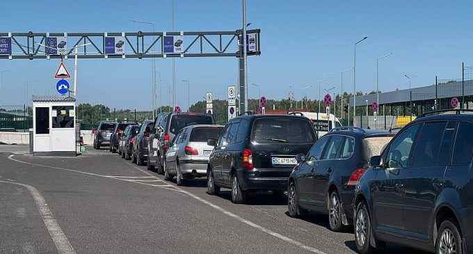 Прикордонники фіксують збільшення потоку машин на виїзд із України